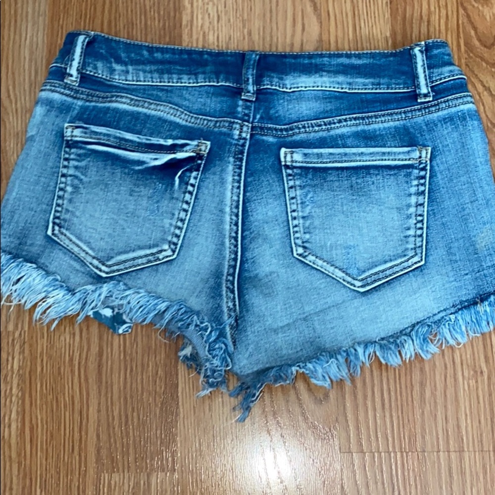 Distressed shorts - Picture 2 of 2